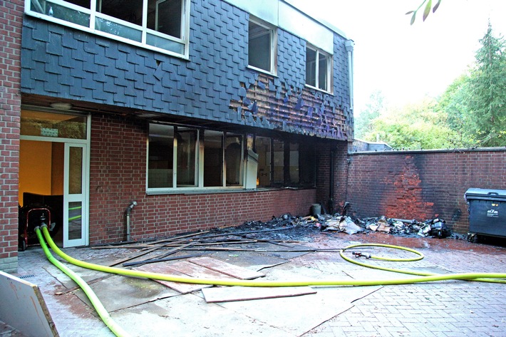 FW-E: Mehrere brennende Müllcontainer am Bürgerhaus Oststadt, Feuer droht ins Gebäude zu laufen