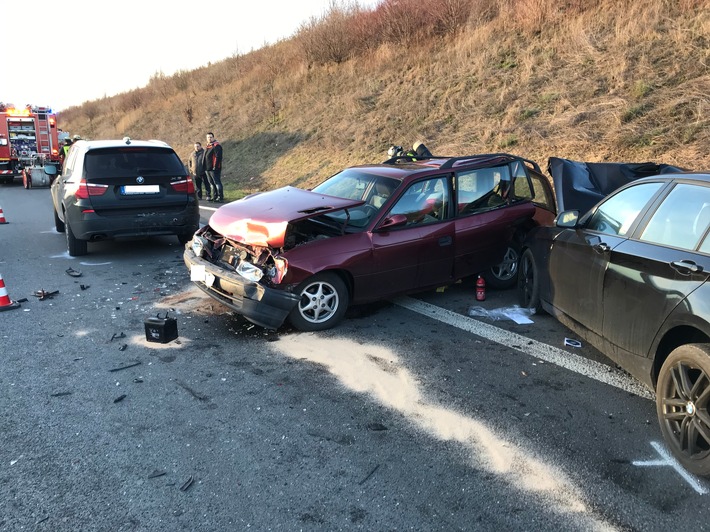 FW-DO: 18.01.2019 - Verkehrsunfall auf der BAB40, Zwei Verletzte Personen nach Zusammenstoß von drei Pkw