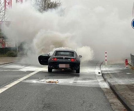 POL-STD: Mazda während der Fahrt in Brand geraten - Auto total zerstört - keine Personen verletzt