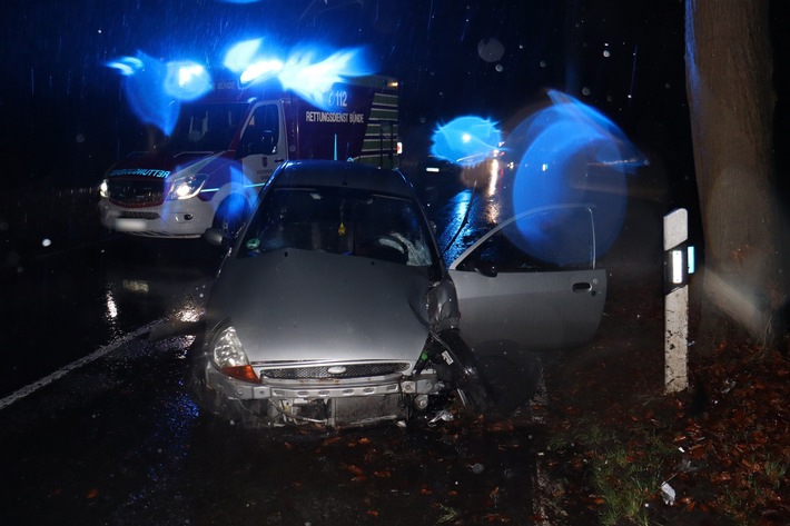 POL-HF: Autofahrt endet gegen Baum- Fahrer schwer verletzt