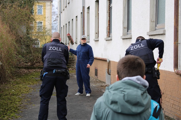 HZA-GI: "Was macht eigentlich der Zoll mitten in Hessen?" Großes Interesse am Berufsinformationstag beim Hauptzollamt Gießen