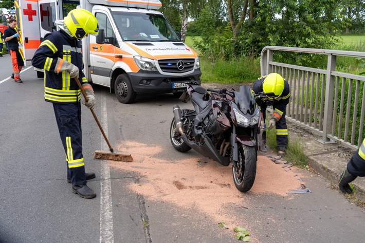 FW Flotwedel: Ortsfeuerwehr Eicklingen beseitigt auslaufende Betriebsstoffe nach Verkehrsunfall