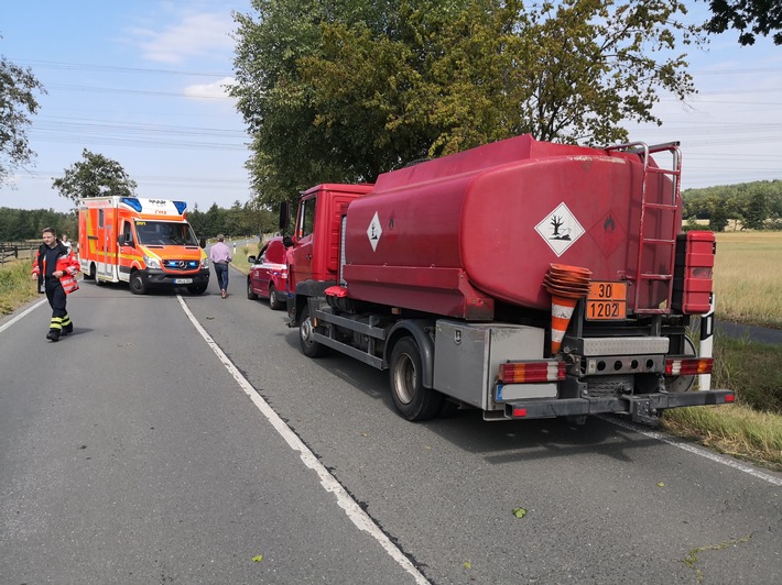 FW-WRN: TH_ABC_1 - LZ1 - LG2 - Anhänger mit Öl losgerissen / großer Anhänger liegt im Graben / Heizöl gelagert / Leck geschlagen