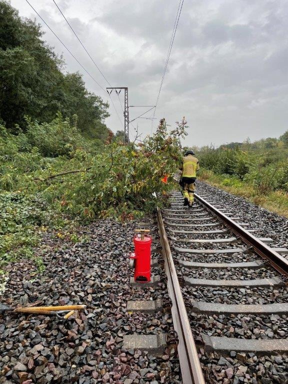 BPOL NRW: Baum stürzt in Oberleitung und fängt Feuer - Bundespolizei sperrt Bahnstrecke