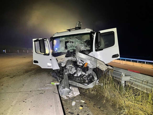 POL-HK: Bispingen: Tanklastzug verunglückt auf A7; Soltau&gt;: Autos im Lack beschädigt; Schwarmstedt: Einbruch in Kindergarten