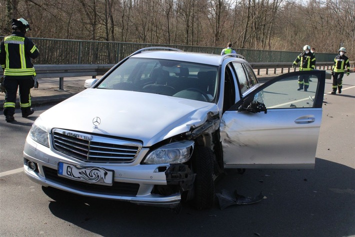 POL-RBK: Leichlingen - Bewusstloser Fahrer gerät in den Gegenverkehr