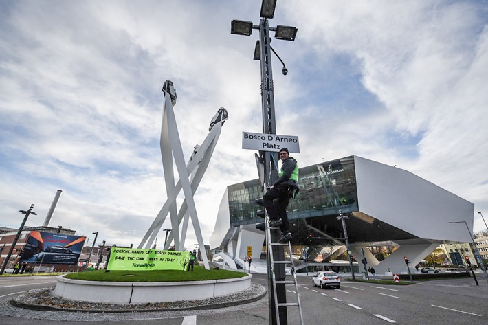 Gegen Waldrodung für Teststrecken-Ausbau: ROBIN WOOD benennt Porsche-Platz in Stuttgart um