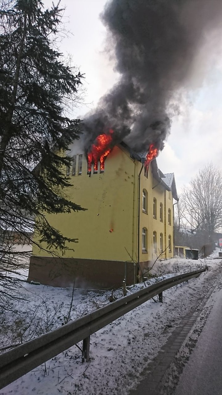 POL-HM: Wohnhausbrand an der Bundesstraße 442