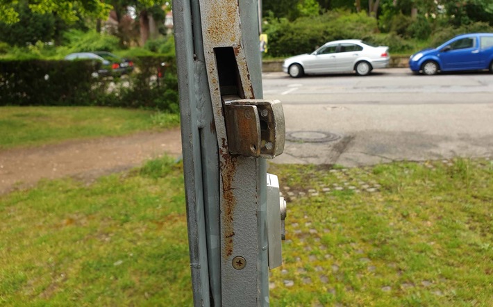 POL-PDNW: Verkehrsunfallflucht II - Führerschein beschlagnahmt