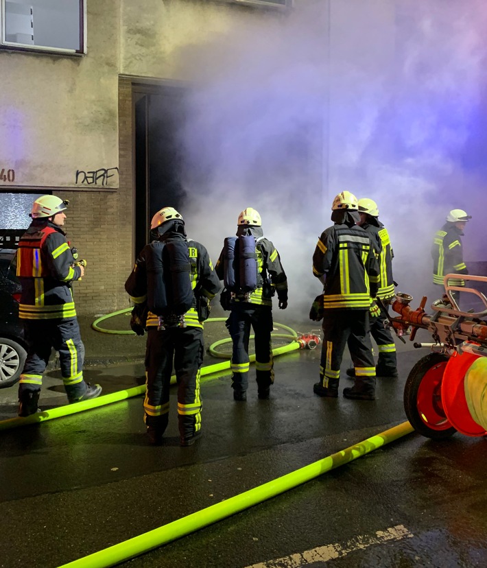 FW-MH: Brennende Mülltonne in einer Hofeinfahrt - Feuerwehr verhindert übergreifen.