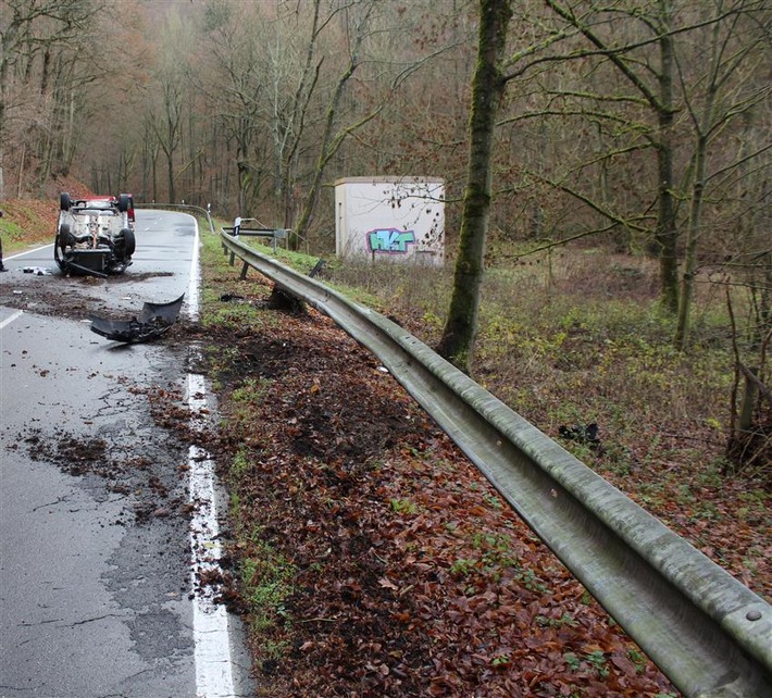 POL-PDKO: Verkehrsunfall mit Personenschaden - Auto landet auf Dach