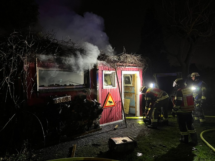 FW-WRN: FEUER_2 - LZ1 - Sauna brennt im Garten