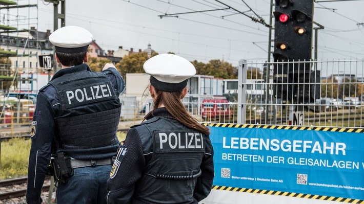 Bundespolizeidirektion München: Alkoholbedingter Gleissturz / 31-Jährige hatte viel Glück