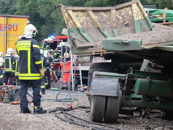 FW-GE: Drei Schwerverletzte bei einem Verkehrsunfall auf der Autobahn 42 im Bereich der Auffahrt Bismarck in Gelsenkirchen.