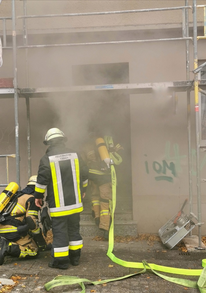 FW-E: Kellerbrand in einem Mehrfamilienhaus - zwei Personen über Drehleiter gerettet.