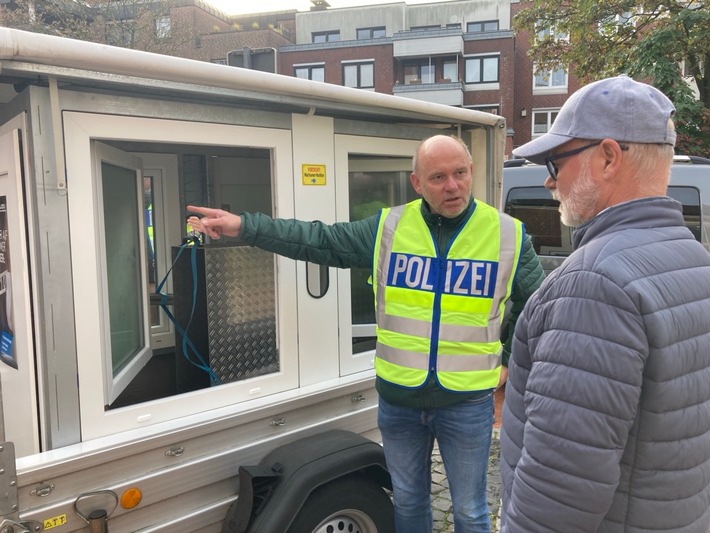 POL-ST: Kreis Steinfurt, Greven, Einbruchschutz zum Anfassen: Tipps am Infostand, Bürger berichtet von der Umrüstung seiner Fenster