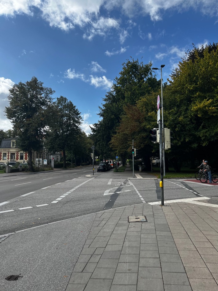 POL-HL: Lübeck/St. Jürgen Zusammenstoß zwischen Fußgängerin und Radfahrer - Polizei sucht Zeugen