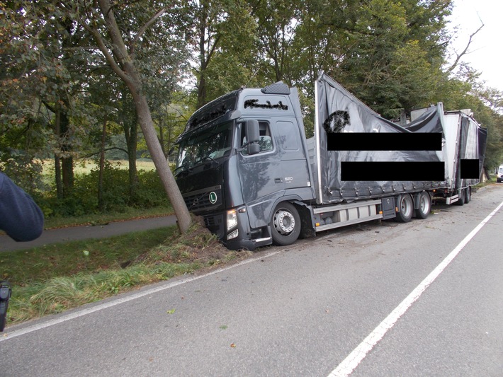 POL-PDNW: Schwerer LKW-Unfall in Haßloch, L 529, Holiday-Park-Straße voraussichtlich noch bis 18.00 Uhr wegen Bergungsabreiten gesperrt .