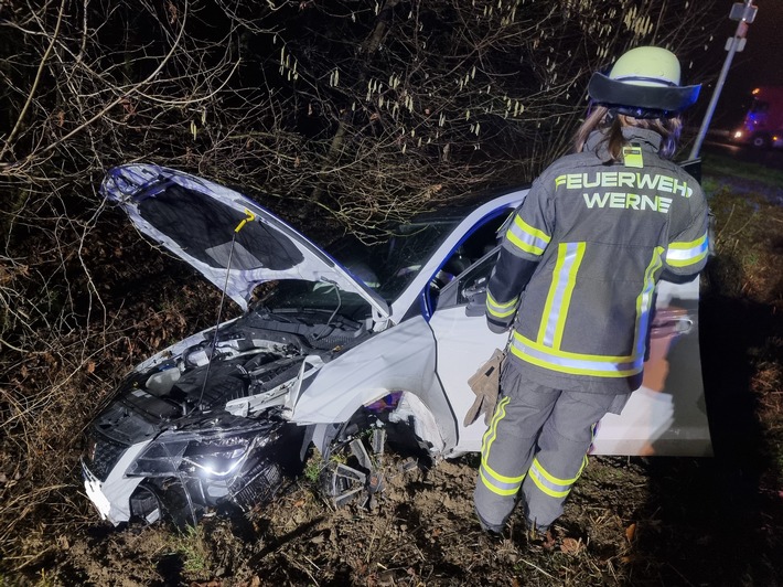 FW-WRN: Vier Einsätze binnen 24 h -> FEUER_1 - LZ1 - PKW Brand, Parkplatz Hasenkämpe // TH_1 - LZ1 - Tragehilfe Unterstützung RD // 1RTW - LZ1 - First Responder //