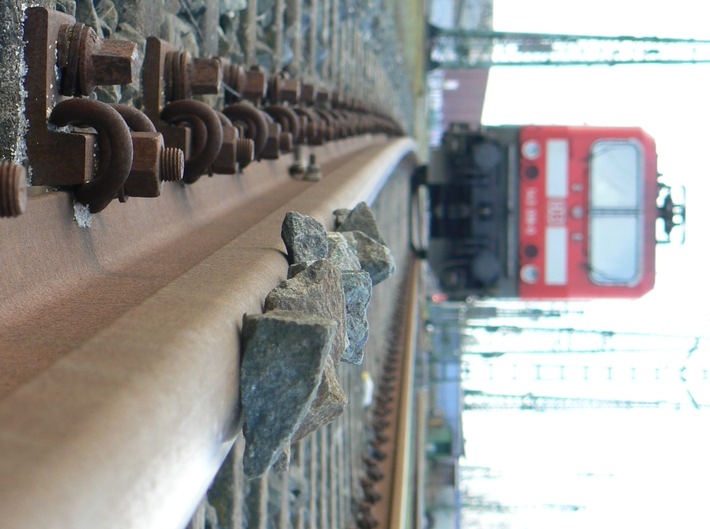 BPOL-HB: Betonplatte und Schottersteine auf Bahngleise in Bremen gelegt