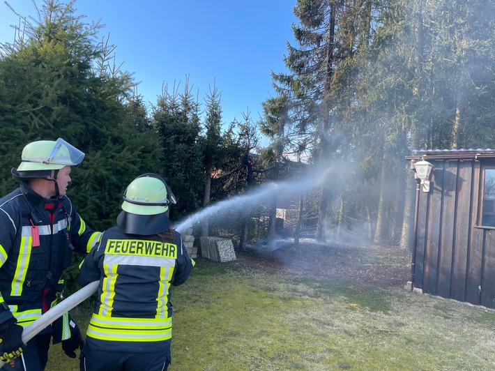 FW Celle: Heckenbrand in Hustedt droht auf Gartenhaus überzugreifen