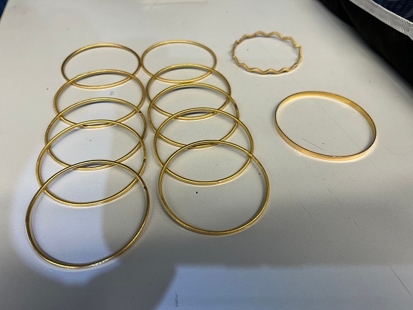 HZA-UL: Hochzeitsgeschenk: Gold-Armreife am Handgelenk geschmuggelt