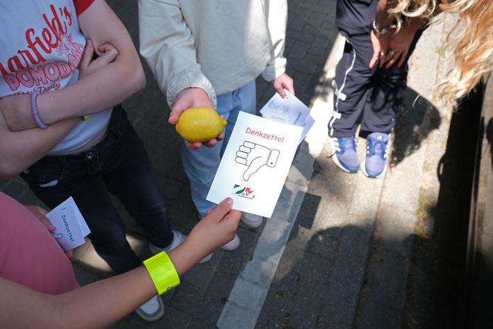POL-HS: Verkehrssicherheit: Grundschüler verteilen Dank- und Denkzettel an Autofahrer