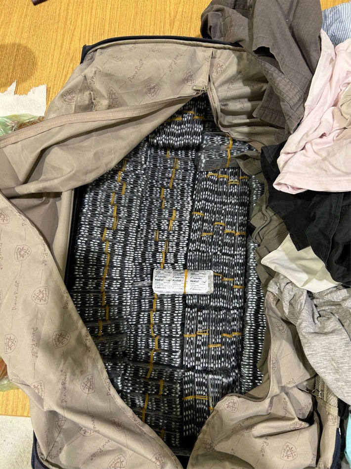 HZA-HST: Stralsunder Zoll deckt Verstoß gegen Arzneimittelgesetz auf ./. 45.150 verschreibungspflichtige Tabletten geschmuggelt