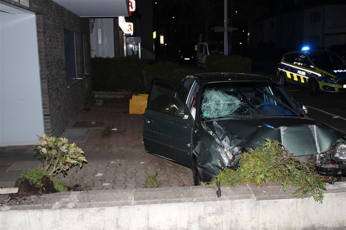 POL-DN: Unfall: Straßenverkehrsgefährdung mit Folgen, Zeuge gesucht
