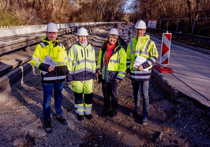 Neue Wassertransportleitung in Rodenkirchen - Bezirksbürgermeisterin Dr. Sabine Müller besucht die Baustelle