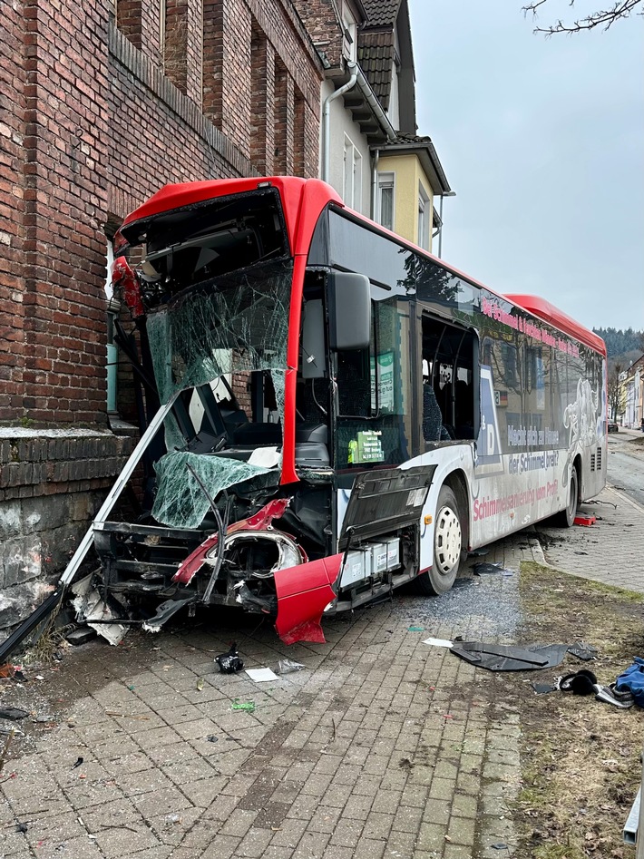 POL-MK: 13 zum Teil schwer Verletzte nach Verkehrsunfall mit Linienbus