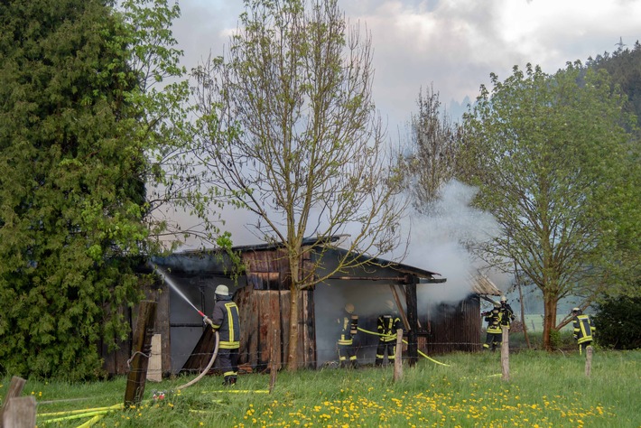 FW-OE: Scheune fällt Feuer zum Opfer