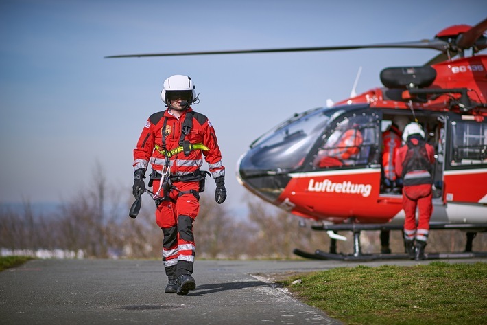 #wirhubschraubern: DRF Luftrettung initiiert den "Tag der Luftretter" am 19. März / Die DRF Luftretter sind an 365 Tagen im Jahr im Einsatz, um Menschen in Not schnellstmöglich zu helfen. Ausschließlich zur redaktionellen Verwendung unter Angabe der Quelle "DRF Luftrettung". Luftrettung, Rettung, Hubschrauber, Notfall, Notruf, Einsatz, Rettungshubschrauber. Weiterer Text über ots und www.presseportal.de/nr/60539 / Die Verwendung dieses Bildes ist für redaktionelle Zwecke honorarfrei. Veröffentlichung bitte unter Quellenangabe: "obs/DRF Luftrettung/Matthias Hohenhaus"