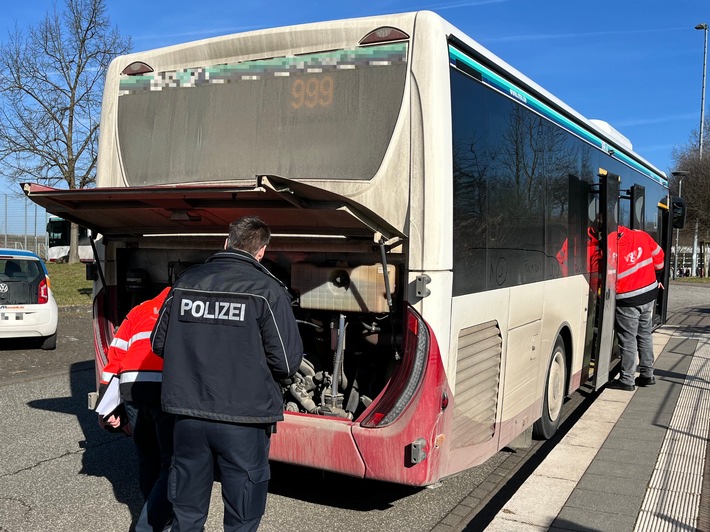 POL-WE: + Schulbuskontrollen des Wetterauer Verkehrsdienstes + Einbrecher erbeuten Bargeld und Schmuck + Tür hält Aufbruchsversuch stand + In Einfamilienhaus eingestiegen +