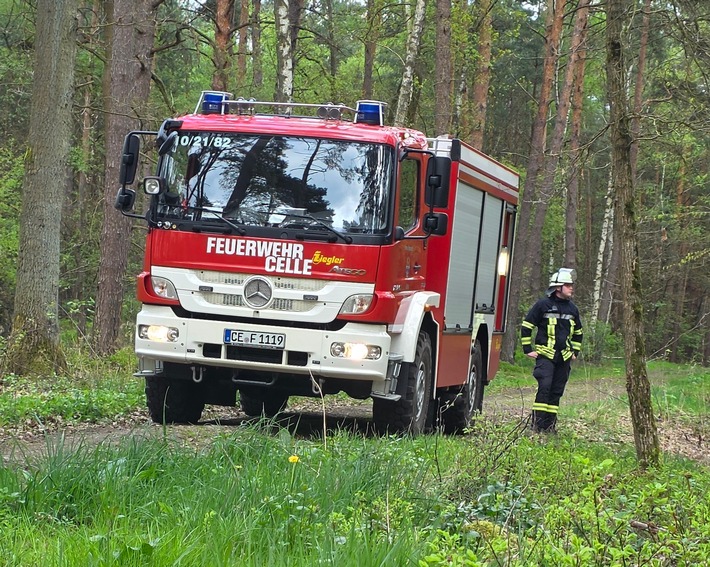 FW Celle: Waldbrand in Westercelle - Löscharbeiten werden aus der Luft unterstützt!