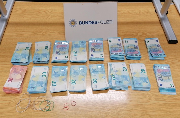 BPOL NRW: Bundespolizei findet 22.680 EUR Bargeld im Rucksack eines Letten