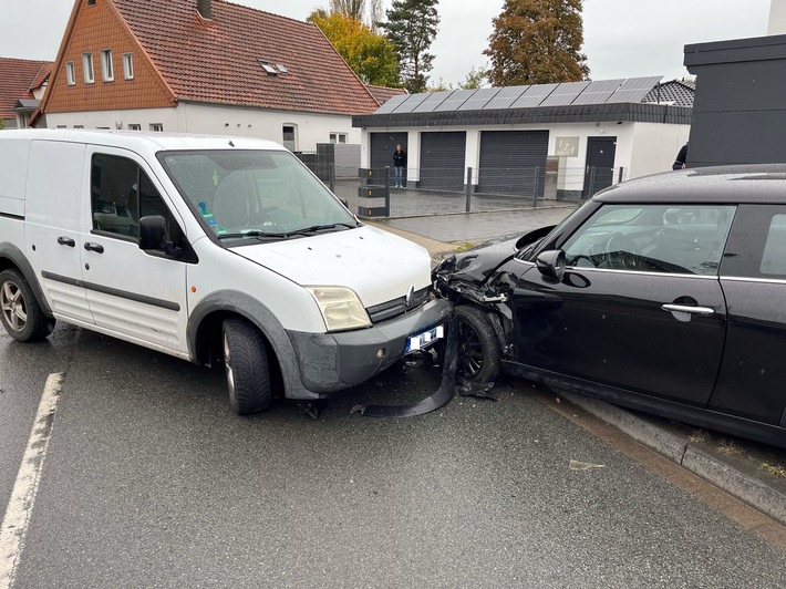 POL-HF: Verkehrsunfall mit Personenschaden - Transit fährt in Gegenverkehr