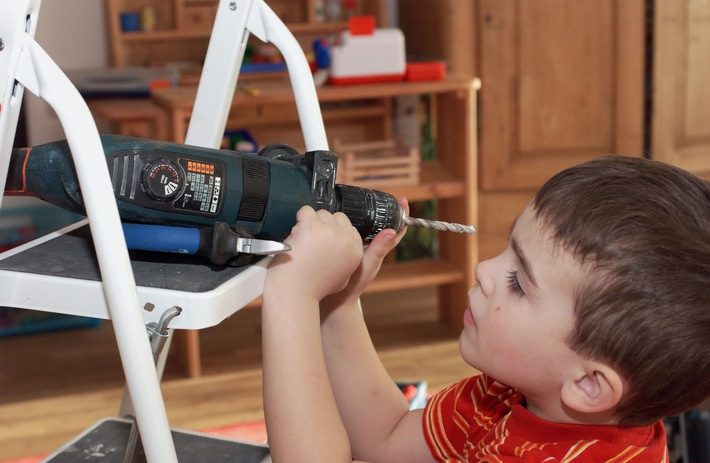 R+V: Nägel und Schrauben – nichts für Kinderhände