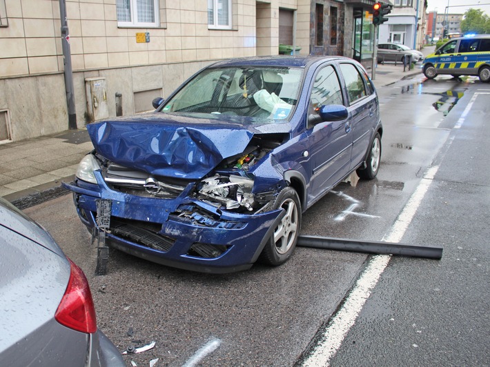 POL-ME: Auffahrunfall mit drei beteiligten Fahrzeugen - Velbert - 2105129