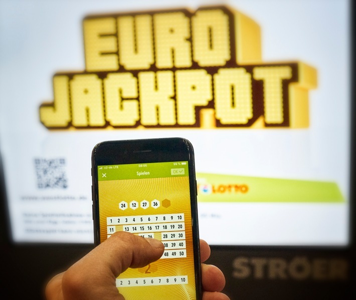 Lotterie feiert 8. Geburtstag / Eurojackpot steht bei rund 88 Millionen Euro / Eurojackpot hat Geburtstag, wenn auch in schwierigen Zeiten: Zur kommenden Ziehung am Freitag (27. März) steht der Jackpot bei rund 88 Millionen Euro. Tipps können in den geöffneten Lotto-Annahmestellen und unter www.eurojackpot.de abgegeben werden. Weiterer Text über ots und www.presseportal.de/nr/107909 / Die Verwendung dieses Bildes ist für redaktionelle Zwecke honorarfrei. Veröffentlichung bitte unter Quellenangabe: "obs/Eurojackpot/(c) Detlev Schlag"