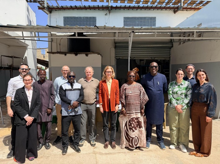 Regierungschefin-Stellvertreterin Monauni besucht LED-Projekte in Senegal