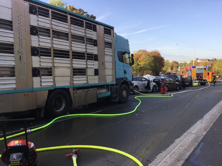 FW-BN: Schwerer Verkehrsunfall mit Beteiligung eines Tiertransporters - sieben Verletzte