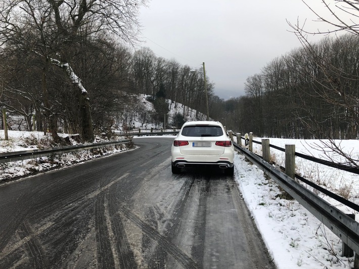POL-HA: Unbekannter Autofahrer stellt Mercedes mit Sommerreifen bei winterlichen Straßenverhältnissen auf der Fahrbahn im Kurvenbereich am Tücking ab