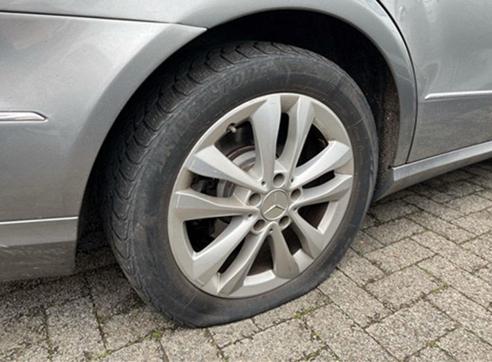 POL-ME: Reifen an mindestens acht Autos zerstochen: Polizei ermittelt - 2602037