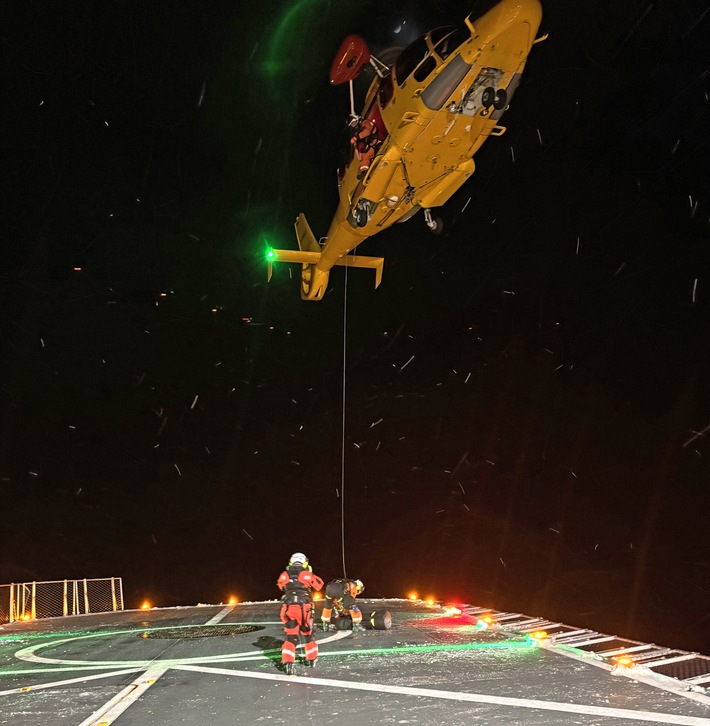 BPOL-CUX: Hilfeleistung in See - schwer verletzter Fischer mit Rettungshubschrauber ausgeflogen