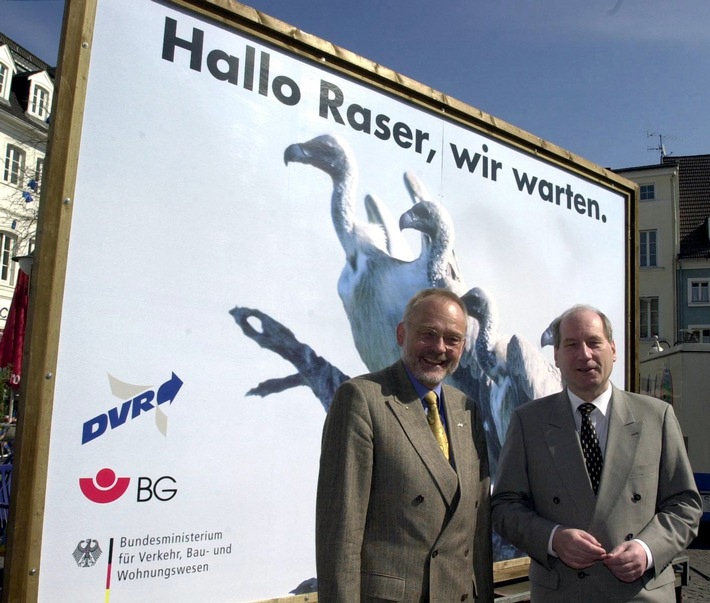 "Hallo Raser, wir warten" / Neues Autobahnplakat enthüllt