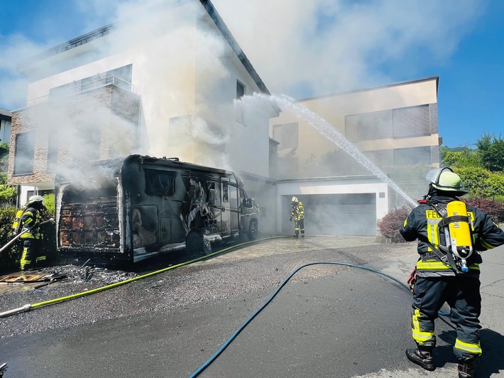 FW Königswinter: Brand eines Wohnmobils in Königswinter-Ittenbach.