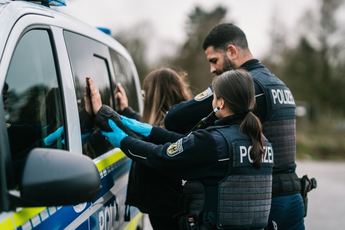 BPOL NRW: Schleusung, Haftbefehle und Urkundenfälschung - Bundespolizei hat alle Hände voll zu tun