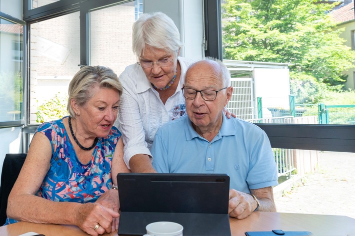 Mehr digitale Lernorte für Ältere im ländlichen Raum / Der DigitalPakt Alter fördert jetzt bundesweit 250 Erfahrungsorte, in denen Menschen 60+ digitale Kompetenzen aufbauen können