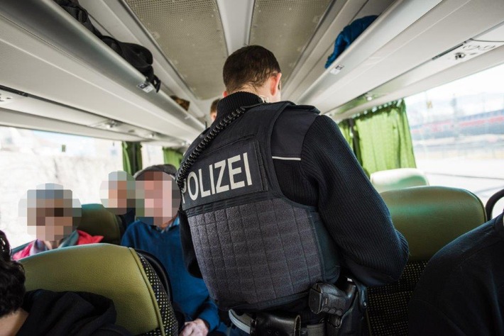 Bundespolizeidirektion München: Ohne gültigen Pass und mit erschlichenem Visum unterwegs/ Bundespolizei weist Migranten auf dem Luftweg nach Italien zurück